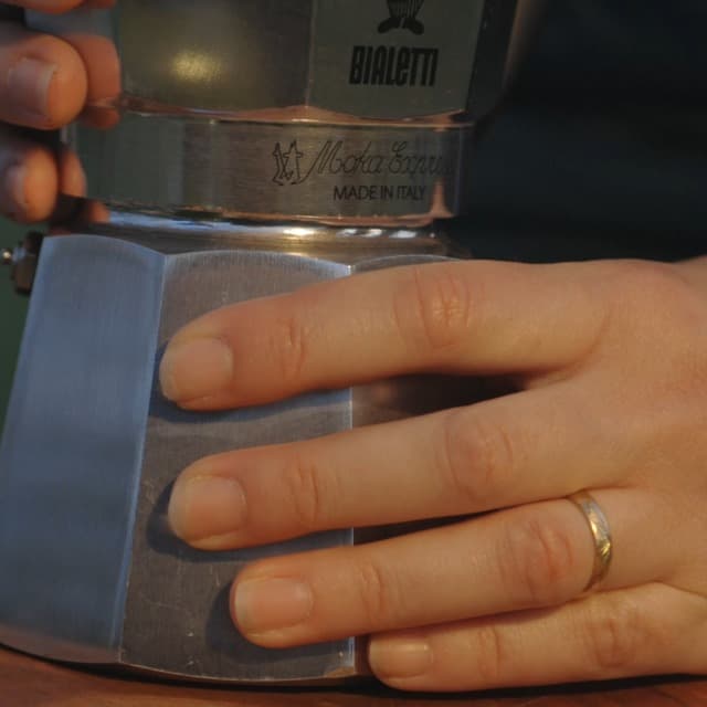 Bialetti - Moka Express: Iconic Stovetop Espresso Maker, Makes Real Italian Coffee, Moka Pot 9 Cups (14 Oz - 420 Ml), Aluminium, Silver
