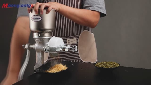 Moongiantgo Corn Grinder Cast Iron, Hand Crank Grain Mill with Large Hopper & Table Clamp, for Manual Crushing Barley Wheat Berries Coffee Chickpeas Seeds Pepper Dried Beans Animals Feed Home Brewing