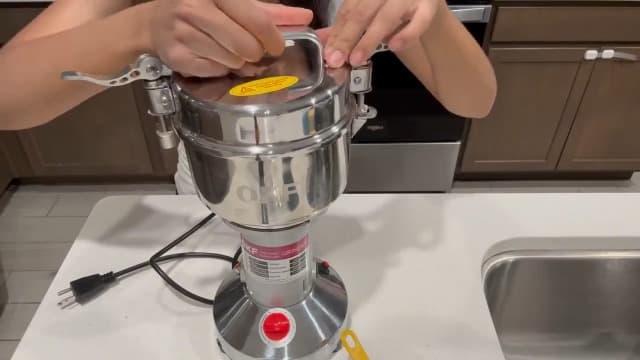 550g Grain Mill, 304 Stainless Steel Spice Grinder, 2000W High-speed Commercial Flour Mill, Superfine Flour Mill Grinder for Home, Grain Mill for Flour