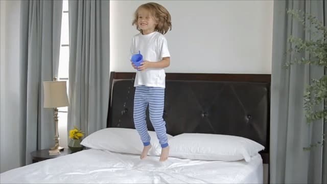 SafeRest Waterproof King Size Mattress Protector - Fitted with Stretchable Pockets - Machine Washable Cotton Mattress Cover for Bed