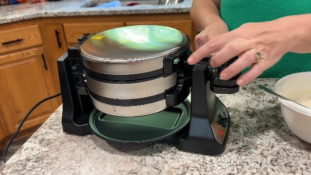 Waffle Maker, 1400W Belgian Waffle Maker, Double Waffle Iron 180° Flip, Rotating Nonstick Plates, Adjustable Browning Control, Locking Buckle & Cool Touch Handle, Removable Drip Tray, Stainless Steel