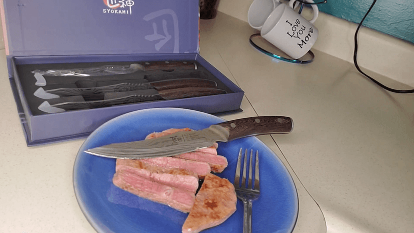 Steak Knives Set of 6, 4.8 Inch High-Carbon Japanese Stainless Steel Non-serrated Steak Knife with Wood Handle, Damascus Pattern Full Tang Design, Razor-Sharp Dinner Knives with Gift Box