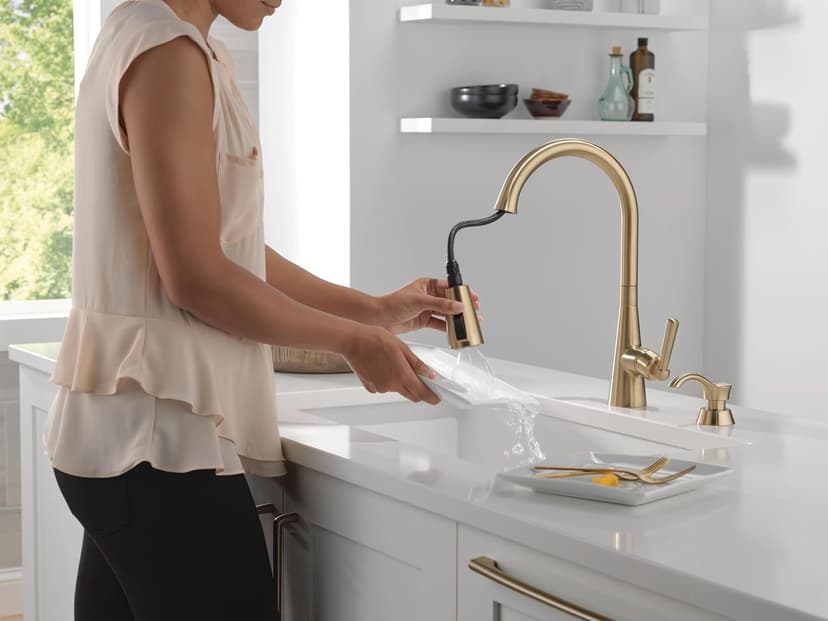 Delta Boyd Brushed Gold Kitchen Faucet with Pull Down Sprayer and Soap Dispenser, Modern Single Hole Kitchen Sink Faucet, Single Handle, Champagne Bronze 19893Z-CZSD-DST
