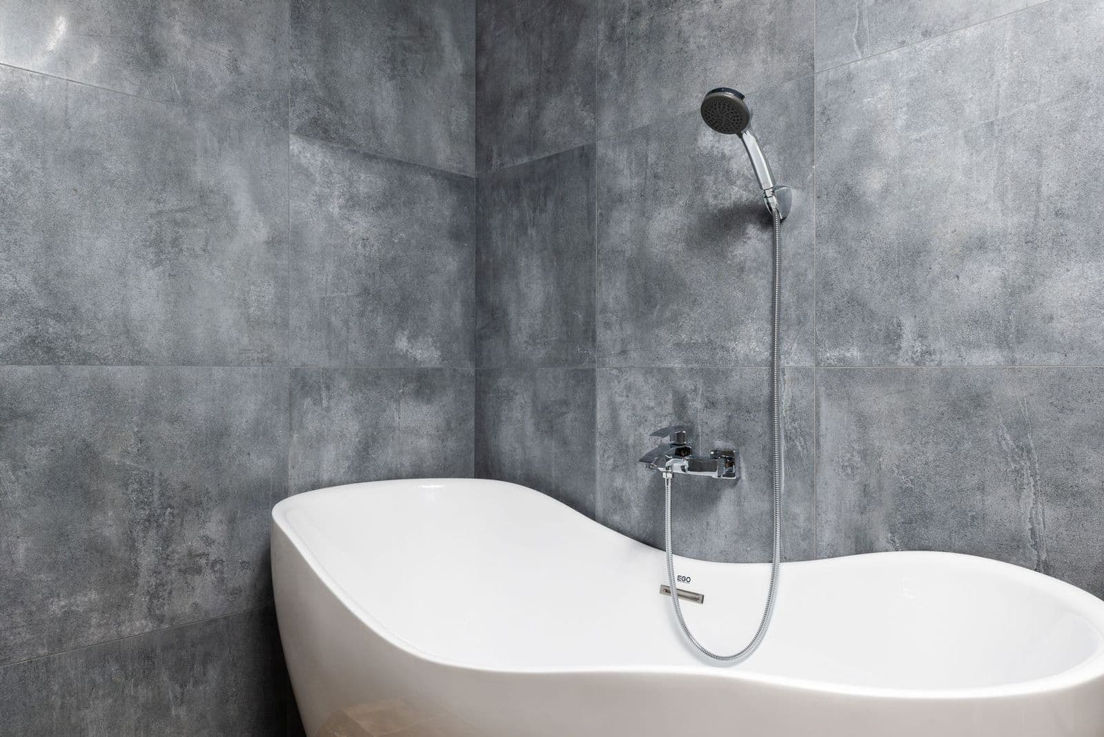Best bathtubs for showers: combination tub with flat floor and glass door