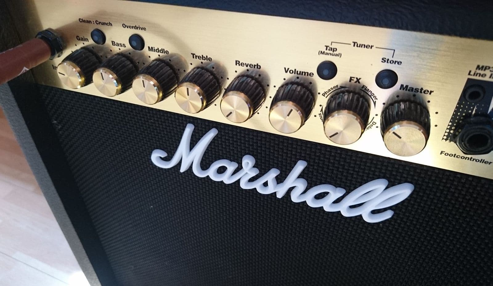 Bass and treble control knobs on a speaker for the best bass and treble settings for speakers
