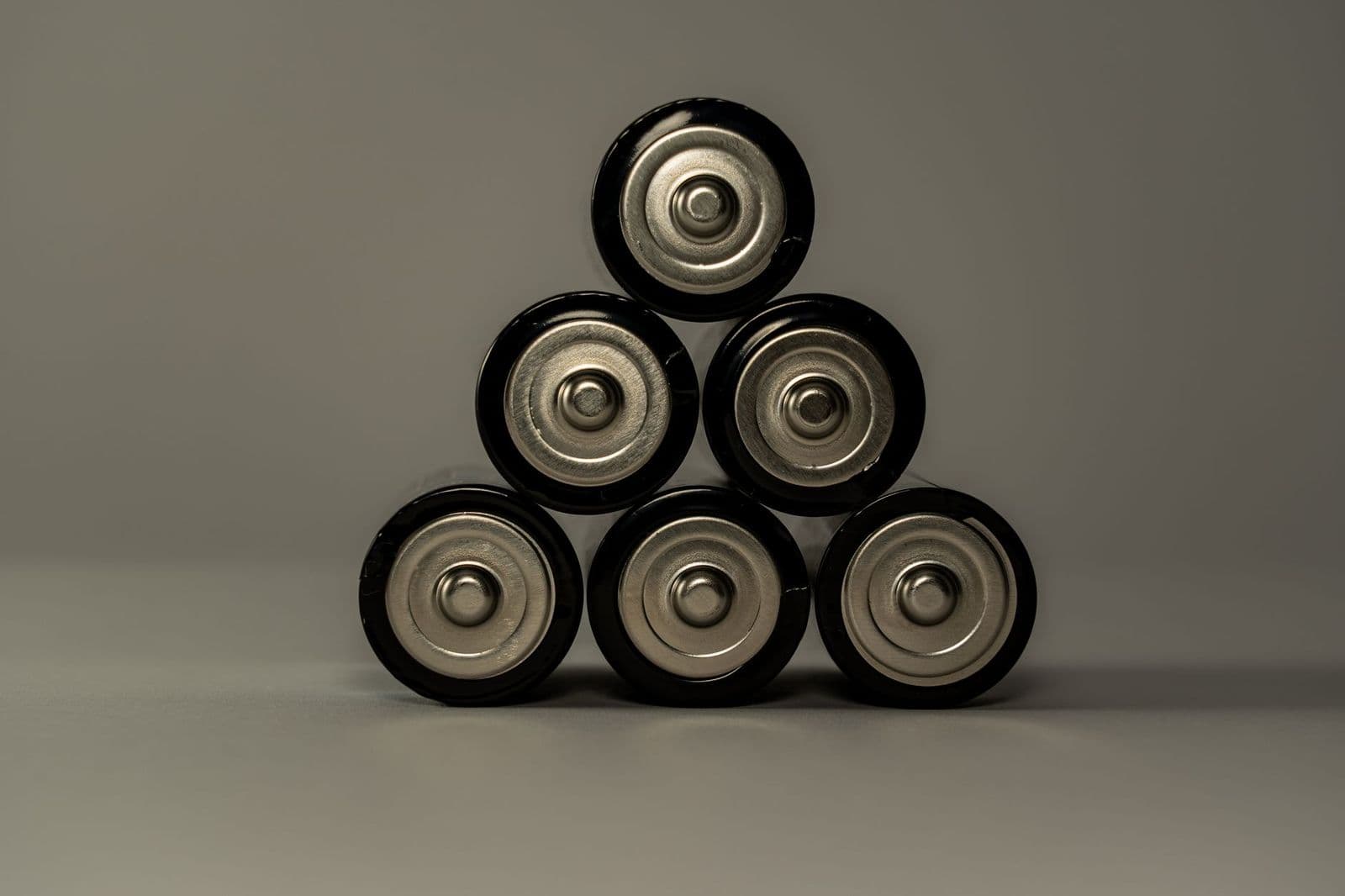 Best batteries for thermostat: AA and AAA cells next to a wall thermostat