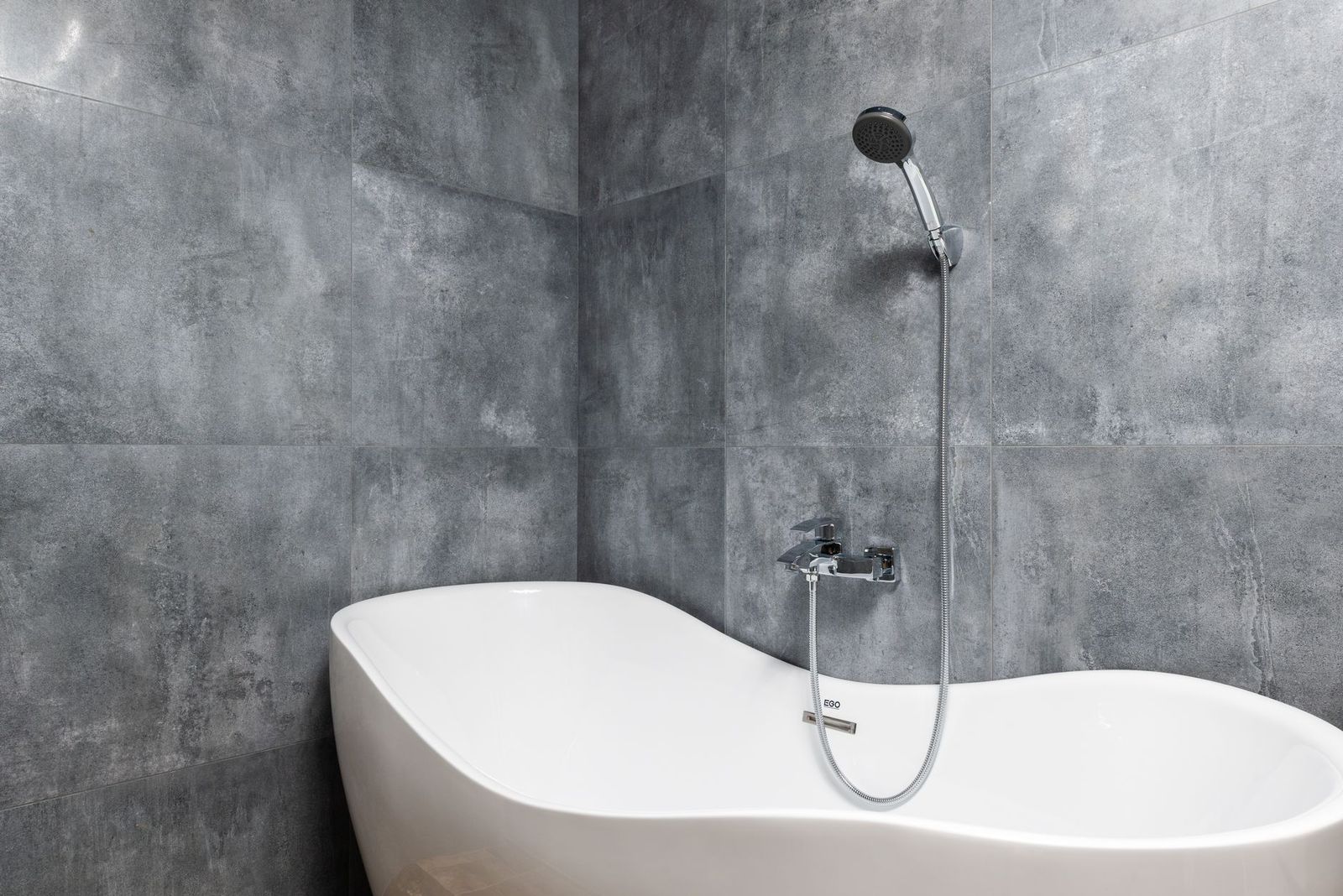 Best Bathtubs for Showers: Which One Fits the Way You Use It in 2026